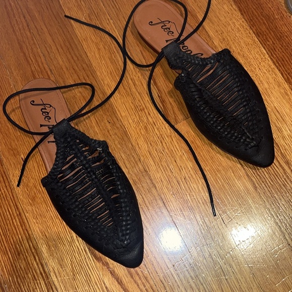 Free People size 6 black leather flats / sandals with ties - Picture 2 of 9